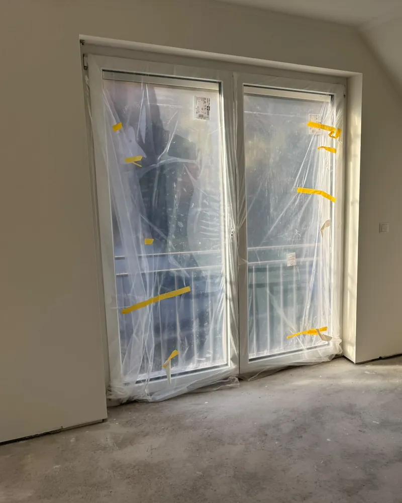 Balkontür mit Schutzfolie und Klebeband vor der Reinigung