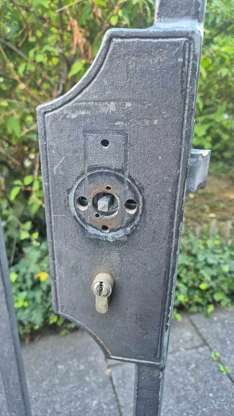 Gartentor mit fehlendem Torknauf
