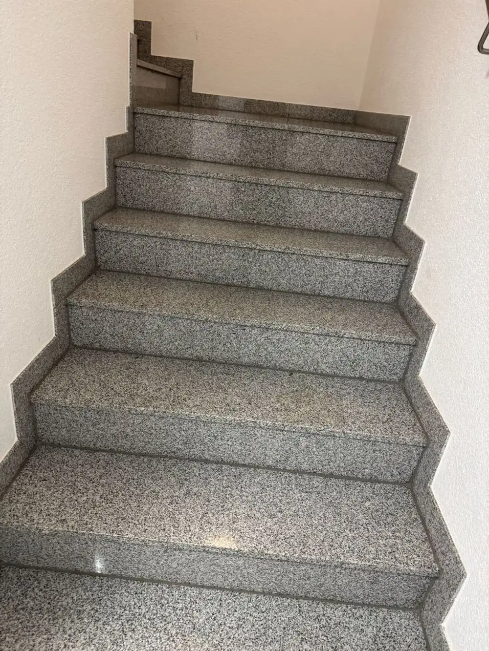 Gereinigte Granittreppe im Treppenhaus