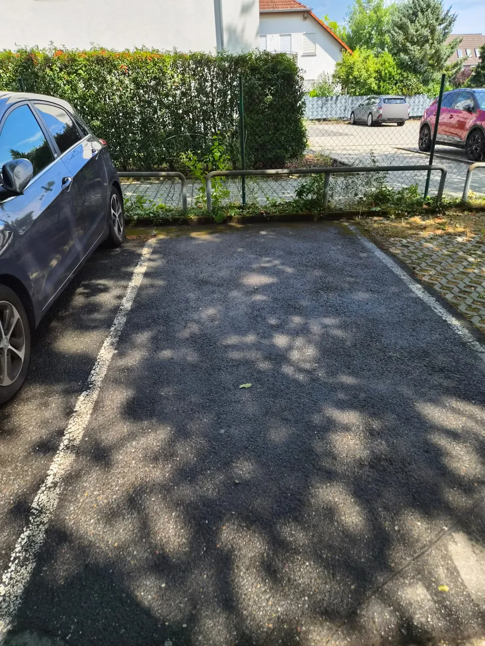 Sauber gekehrter Stellplatz mit weißen Linien