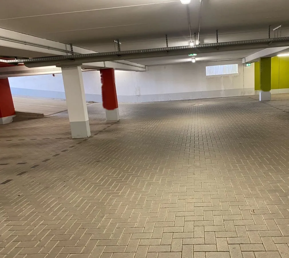 Tiefgarage mit Pflasterboden und Stützen